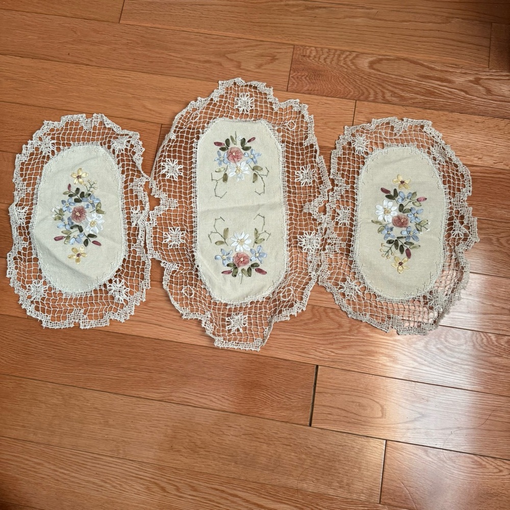 Embroidered Lace Doily Set with Floral Motif - Cream with Pastel Flowers